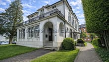 Klassische Villa mit eleganten Stuckfassaden und Balkonanlage