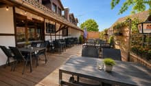 Gemütliche Terrasse mit einladender Sitzgelegenheit und stilvoller Holzgestaltung