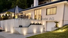 Moderne Architektur mit eleganter Fassade und durchdachtem Außenbereich