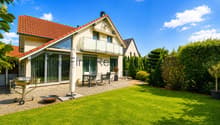 Modernes Einfamilienhaus mit großzügiger Terrasse und Balkon