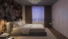 Modernes Schlafzimmer mit integrierter Beleuchtung und großzügigen Fensterfronten
