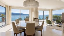 Der grosszügige Wohn- und Essbereich begeistert mit einer spektakulären Weitsicht über den Zürichsee und die majestätische Alpenkulisse.