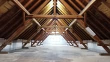 Innenfläche mit Sichtbalken aus Holz
