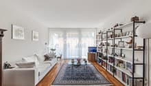Offenes Wohnzimmer mit Blick auf den Innenhof