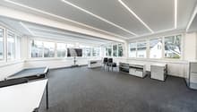 Die moderne Lichtinstallation ist dimmbar und ermöglicht eine individuelle Anpassung der Raumhelligkeit
