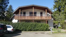 Aussenansicht_Haus_mit_Vorplatz.JPG