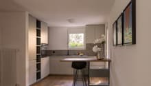Moderne Küche mit Frühstücksbereich / Cucina moderna con zona colazione