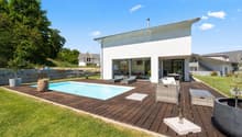Aussenansicht mit Pool und Gartenanlage