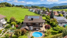 Generiertes Bild_ Chalet mit Pool vor Alpenpanorama