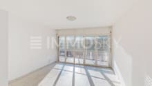 Soggiorno soleggiato con accesso al balcone