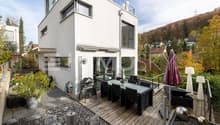 Der grosszügige, sonnige Garten bietet viel Platz für Erholung, Spiel und gesellige Stunden
