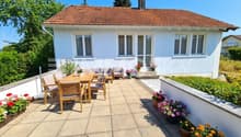 Freistehendes Haus mit sonniger Terrasse