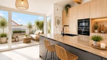 Superbe cuisine lumineuse donnant sur le balcon homestaging