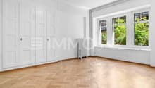 Grosses Wohnzimmer mit Einbauschränken