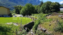 Rilassante ruscello confinante