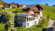 Einladende Fassade mit sonniger Terrasse