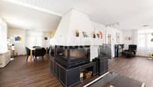 Helles Wohnzimmer mit Cheminée