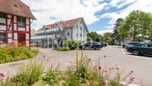 Viele Parkplätze vor der Liegenschaft