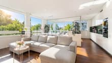 Heller Wohn-Essbereich mit Loggia