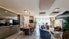 Open-space avec cuisine et accès terrasse