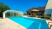 Agréable piscine extérieure couverte