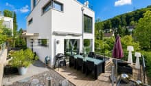 Der grosszügige, sonnige Garten bietet viel Platz für Erholung, Spiel und gesellige Stunden