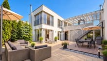 Modernes Haus mit sonniger Gartenterrasse