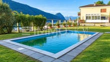 Piscina panoramica tra lago e montagne