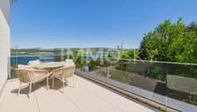 Sonnige Terrasse mit See- und Bergsicht