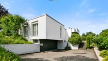 Stilvoll und repräsentativ präsentiert sich dieser gepflegte Bungalow, umgeben von einem parkähnlichen Grundstück.