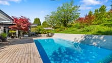 Ein Ort zum Eintauchen. Der Pool liegt ruhig eingebettet in die Natur, klar gefasst und offen zur Sonne.