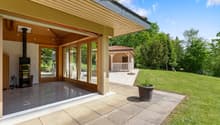Grosszügigkeit, die begeistert: Die stilvolle Aussenansicht mit den eleganten Nebengebäuden unterstreicht den exklusiven Charakter der Landhausvilla.