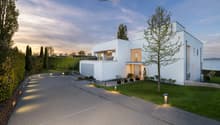 Die kunstvolle Beleuchtung setzt die Luxusvilla auch am Abend perfekt in Szene.