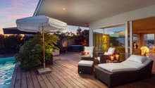 Ob Whirlpool, geschützter Sitzplatz oder offene Lounge - diese Terrasse begeistert mit aussergewöhnlicher Vielfalt.