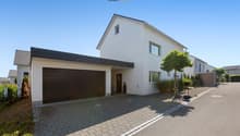 Modernes Einfamilienhaus mit stilvoller Architektur und grosszügiger Doppelgarage.
