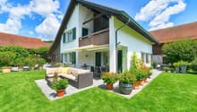 Hausansicht mit Sitzplatz