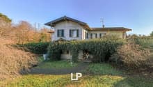 Detached house, large garden, large windows, covered patio, satellite antenna, bushes