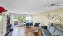 offenes Wohnen mit viel Licht und Südausrichtung zum gedeckten Balkon und Rhein
