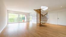 Wohnzimmer mit Aufgang der Wendeltreppe