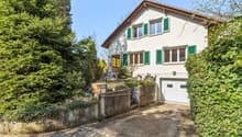 Aussenansicht mit Zugang zum Eingangsbereich und zur Garage
