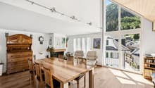heimeliger Wohn- & Essbereich mit Holztäferdecke bis in die Galerie hochgezogen