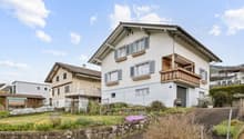 Die Aussenansicht mit sonnigem Balkon