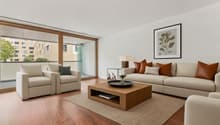 Modern living, Wohnzimmer mit direktem Ausgang zum Balkon mit begrünten Innenhof