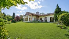 Gartenblick auf die Liegenschaft mit Sitzplatz