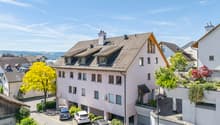 Aussenansicht auf das gesamte Haus, in welcher sich im Erdgeschoss die Ladenfläche befindet