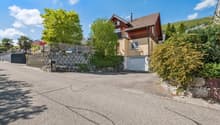 Auf dem Vorplatz haben mehrere Fahrzeuge Platz. Die Garage verfügt über direkten Hauszugang.