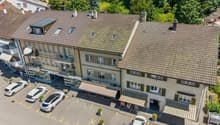 Beeindruckende Vogelperspektive auf die Wohn- und Geschäftsliegenschaft mit Ladenlokal, zwei privaten Parkplätzen und attraktivem Ausbaupotenzial im Dachgeschoss