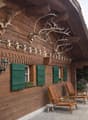 20251229_0924_Chalet Décoré avec Antlers_remix_01kdmk978gfj7rvnnj56zwh5z2.png