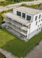 Vue aérienne de la propriété, idéalement intégrée dans un quartier résidentiel prisé et parfaitement entretenu.