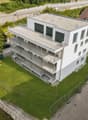 Vue aérienne de la propriété, idéalement intégrée dans un quartier résidentiel prisé et parfaitement entretenu.